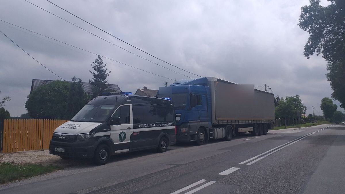 Podczas kontroli ciężarówki należącej do polskiego przewoźnika uwagę inspektorów zwróciły rozbieżności między informacjami zawartymi w dokumentach przewozowych a danymi dotyczącymi aktywności zarejestrowanymi na karcie kontrolowanego kierowcy
