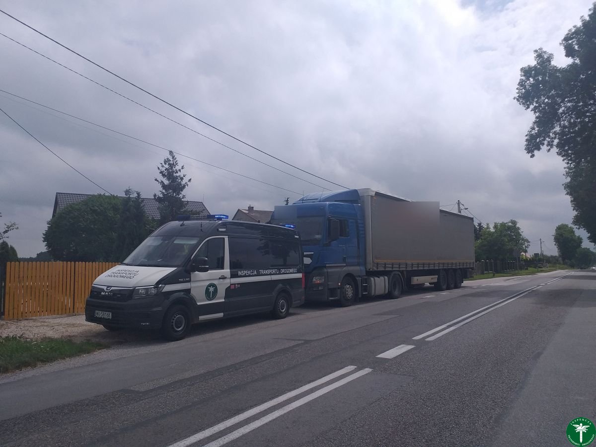 Podczas kontroli ciężarówki należącej do polskiego przewoźnika uwagę inspektorów zwróciły rozbieżności między informacjami zawartymi w dokumentach przewozowych a danymi dotyczącymi aktywności zarejestrowanymi na karcie kontrolowanego kierowcy