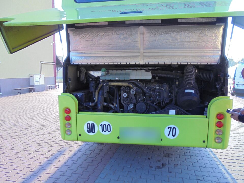 Autobus przewożący dzieci z usterką niebezpieczną
