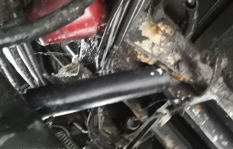 Autobus linii regularnej z pękniętą podłogą