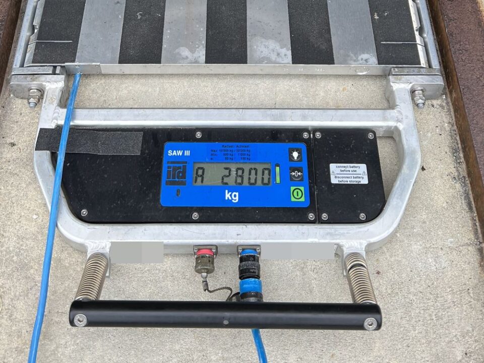 Trzy przeładowane pojazdy