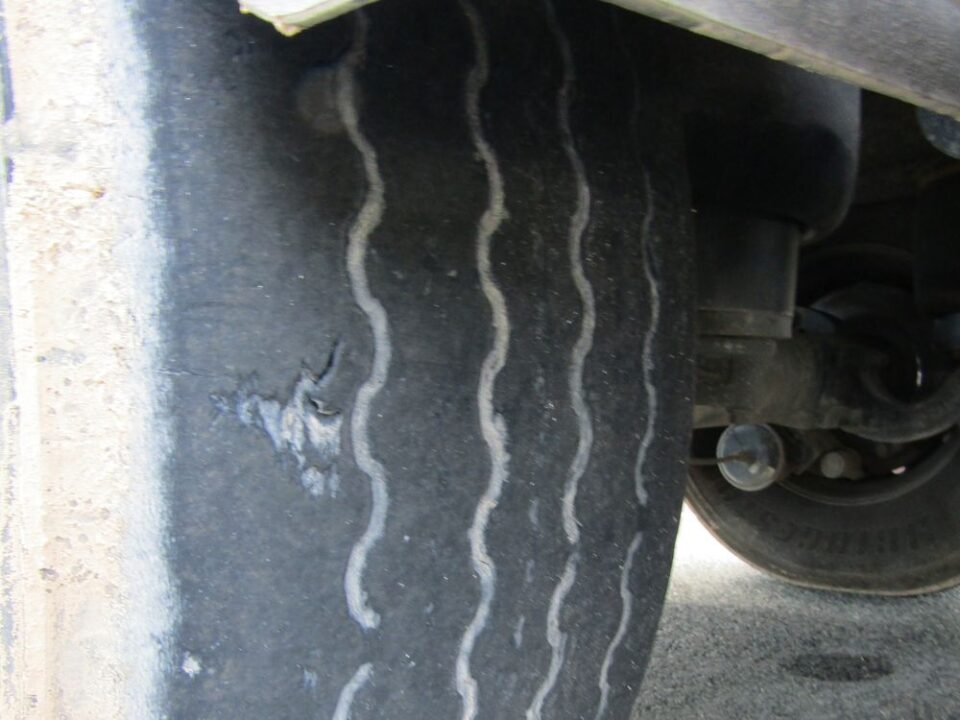 Naczepa z trzema usterkami technicznymi