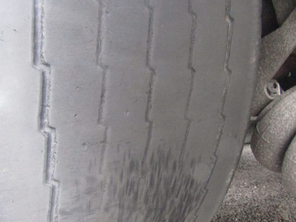 Samochód i naczepa z usterkami niebezpiecznymi