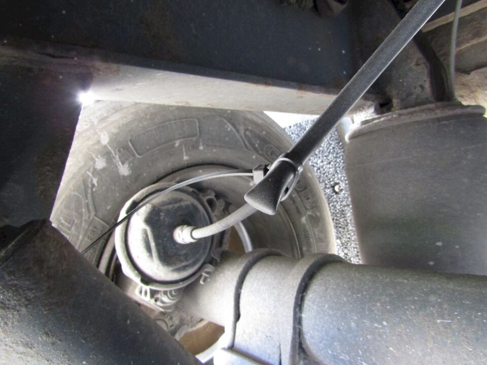 Przewód układu hamulcowego naczepy na trytytkę