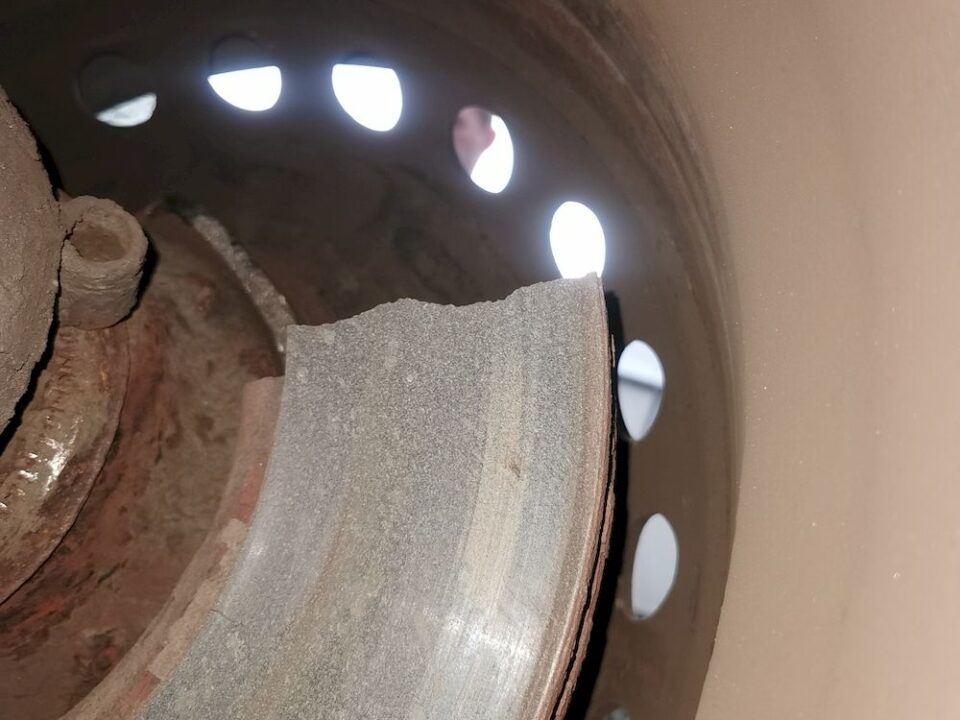 Pęknięta tarcza hamulcowa oraz jej znaczny ubytek w naczepie