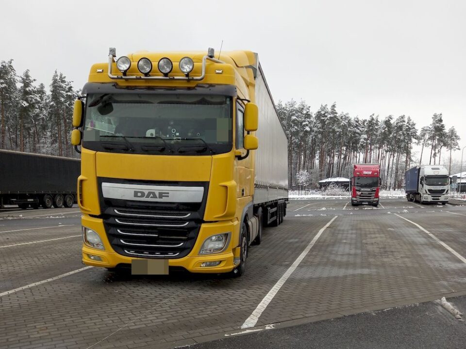 Usterki niebezpieczne w pojeździe samochodowym oraz w naczepie serbskiego przewoźnika